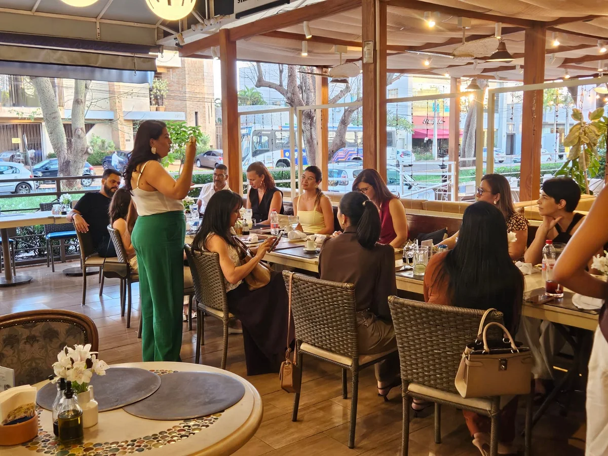 Conversa com os participantes ao redor da mesa