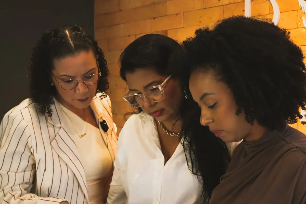 Troca de ideias e colaboração entre três participantes