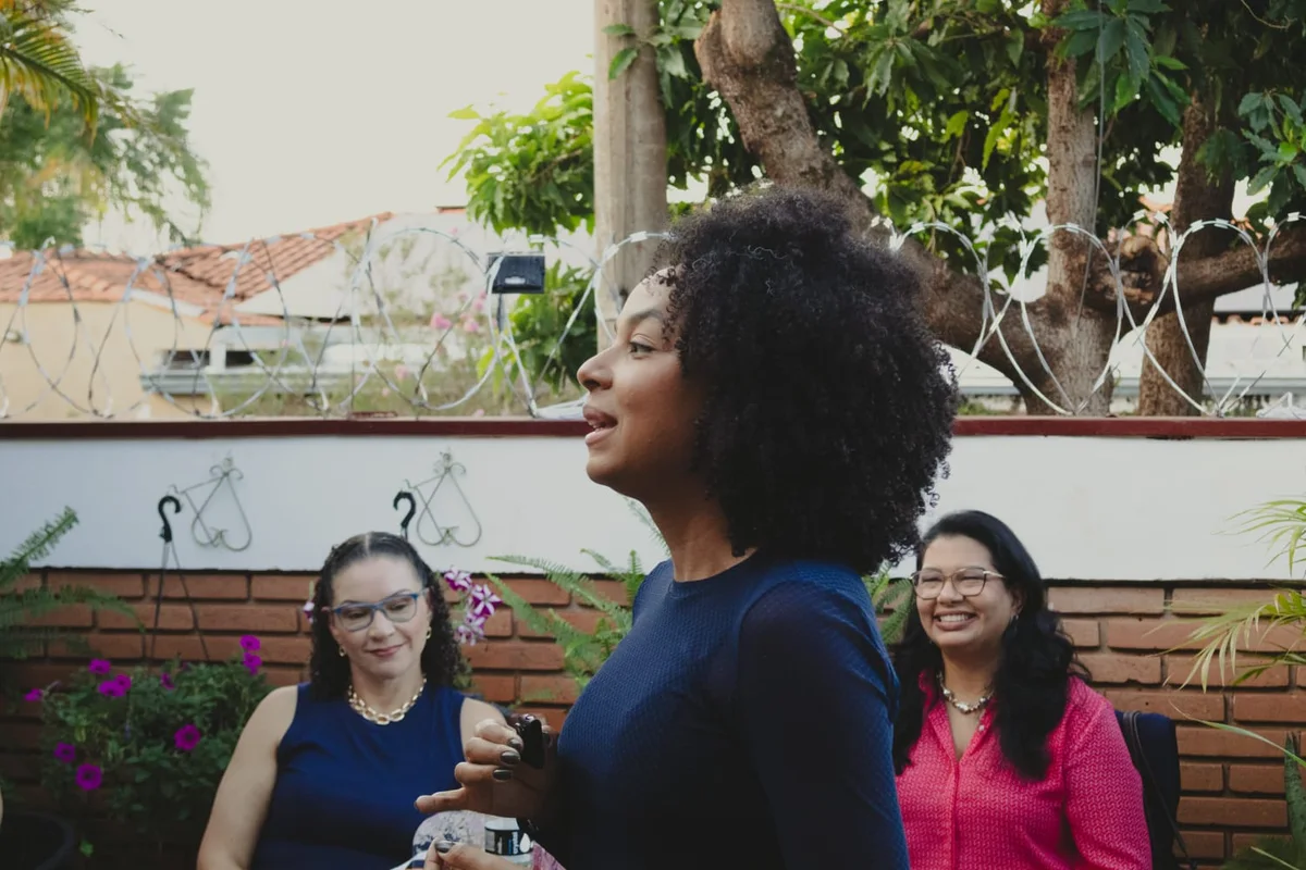 Participante falando ao grupo em um ambiente aberto